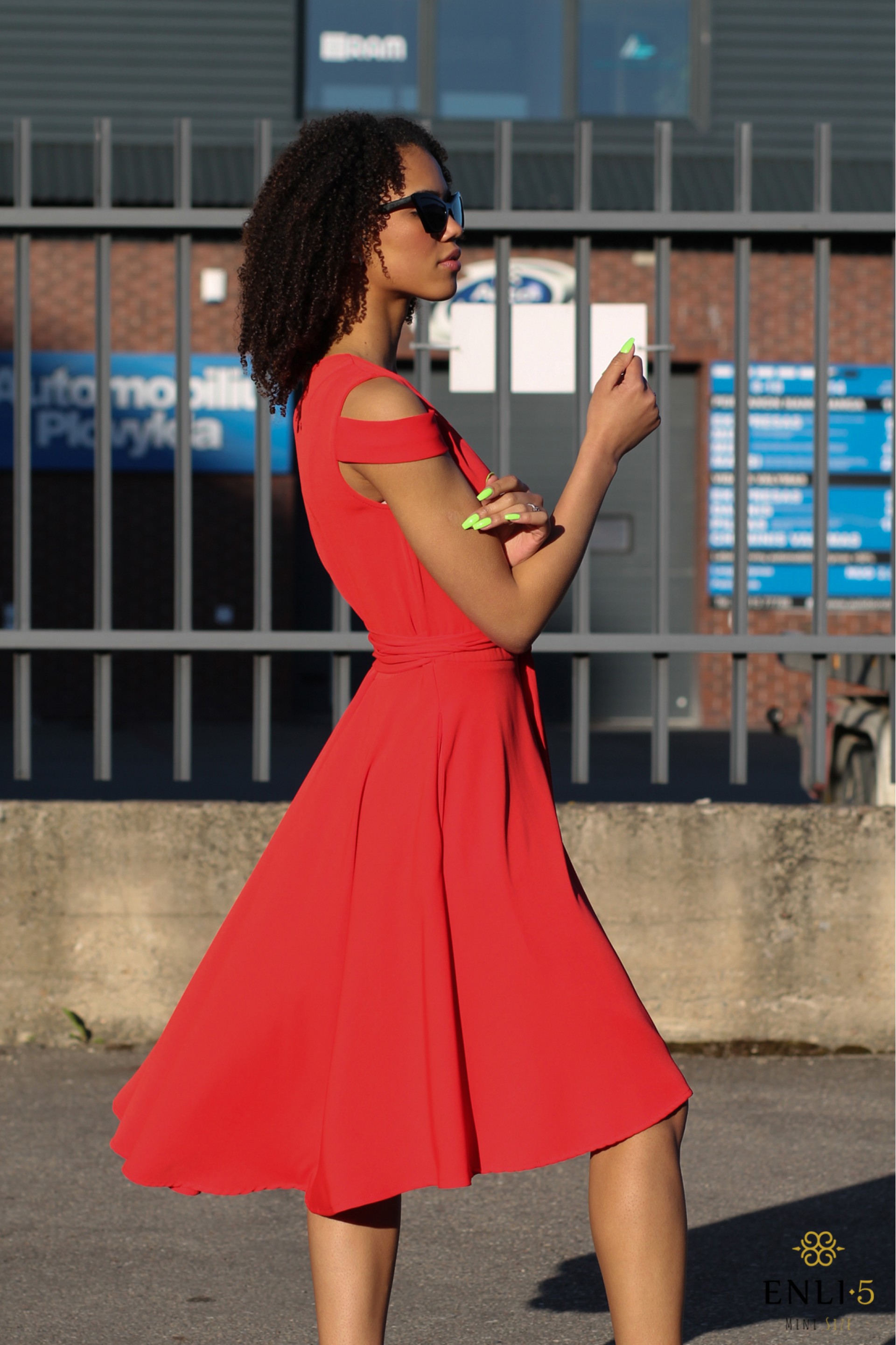 Raudona, susiaučiama suknelė NIDA-2